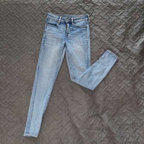American Eagle Outfitters Denim - Women’s size 6 light wash American Eagle skinny jeans